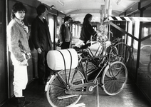 171213 Afbeelding van het vervoer van fietsen per trein met een speciaal fietsrijtuig type Df van de N.S.